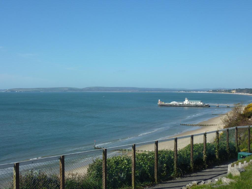 Carisbrooke Hotel Bournemouth Exterior foto